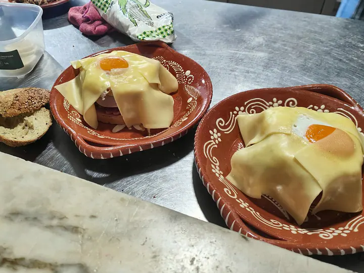 Francesinha da Casa no Restaurante 2 Irmãos, Porto